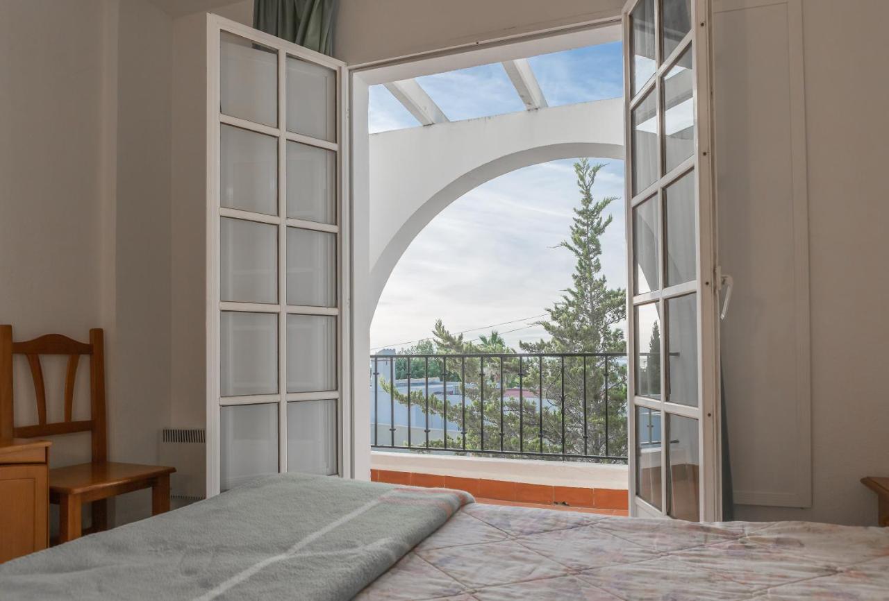 Dormitorio del apartamento con salida a la terraza y vistas