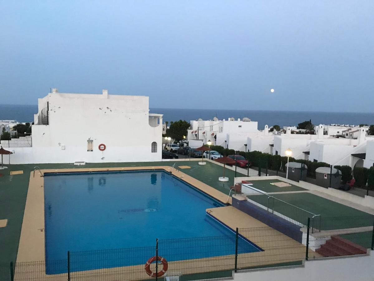 Piscina con vistas al mar
