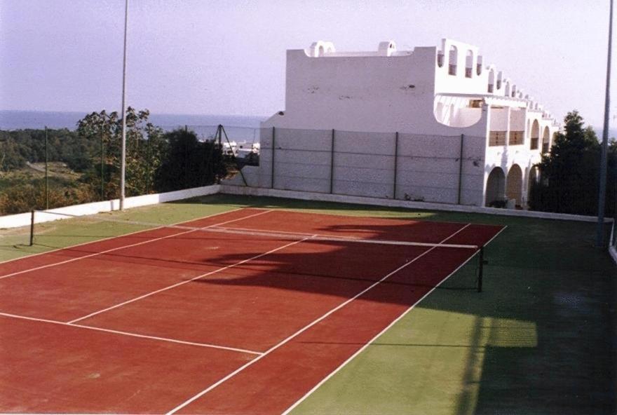 Pista de tenis con vistas al mar